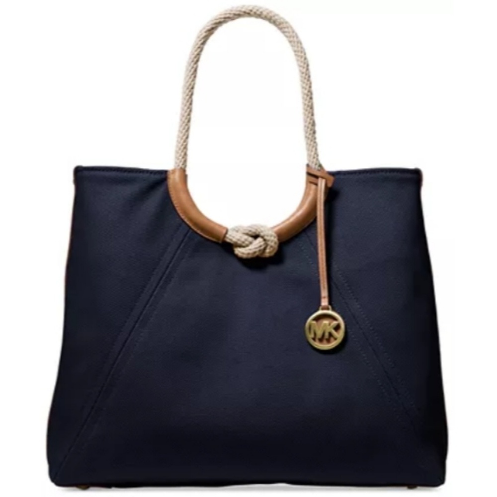 Michael Kors

Isla Ring Shoulder Tote